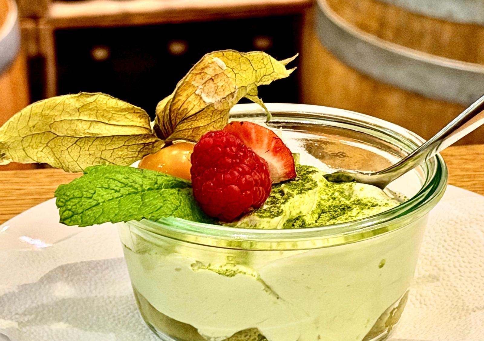 Pistazien-Tiramisu im Weckglas mit Beeren, Physalis und Minze.